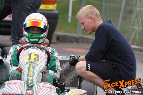 Benjamin Bailly dienstig als monteur tijdens de laatste manche van het BK Karting anno 2009